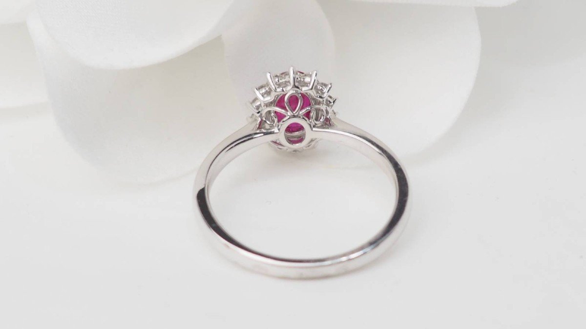 Bague Marguerite En Or Blanc, Rubis Ovale Et Diamants -photo-3