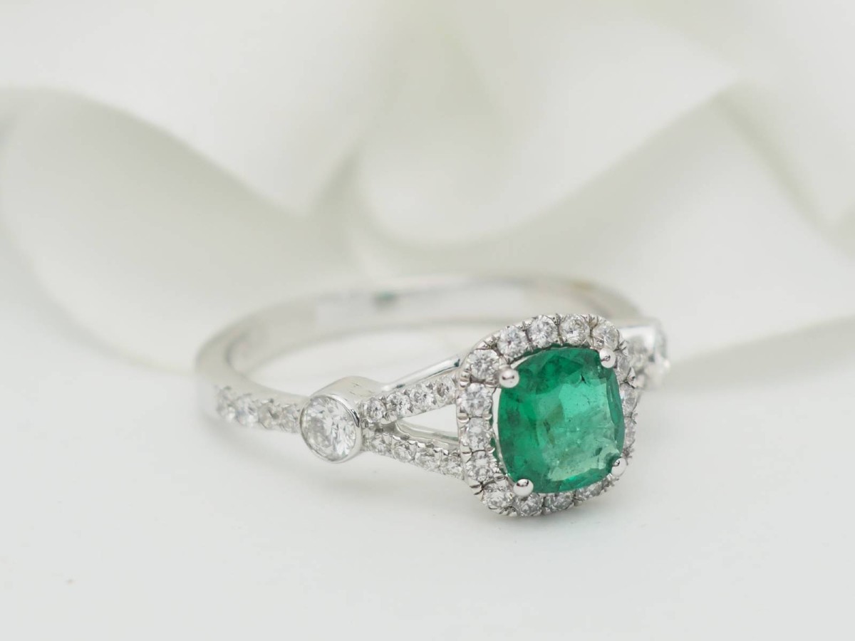 Bague Entourage En Or Blanc, émeraude 0.61ct Et Diamants-photo-3