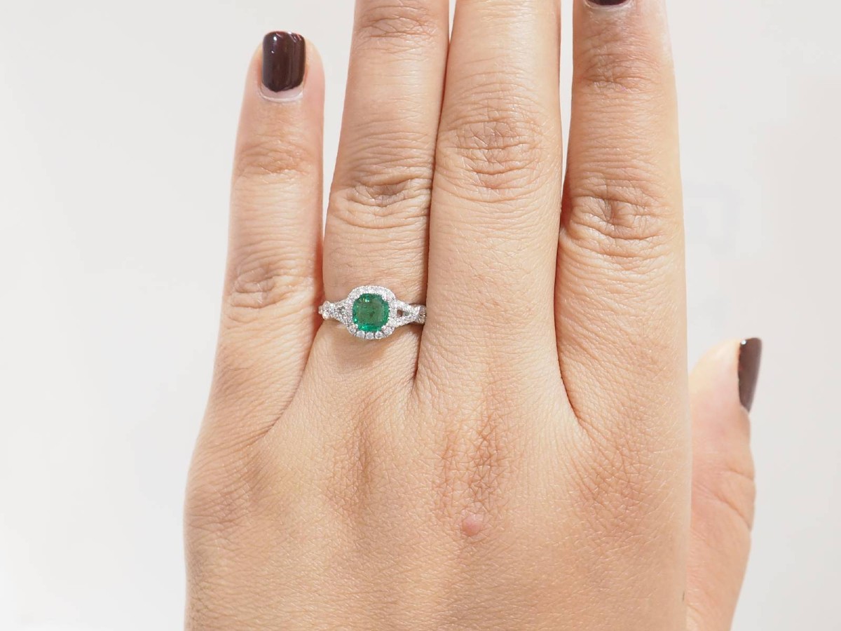 Bague Entourage En Or Blanc, émeraude 0.61ct Et Diamants-photo-3