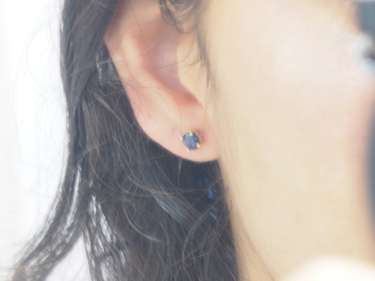 Puces d'oreilles en or jaune et saphir-photo-2