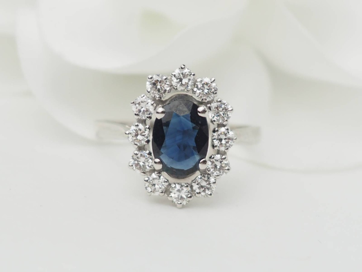 Bague marguerite en or blanc, saphir et diamants