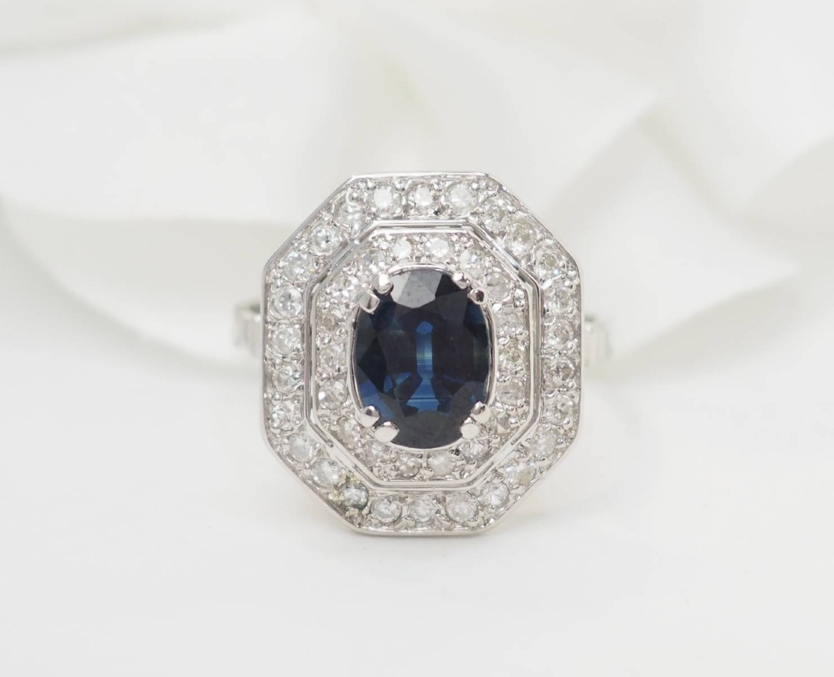 Bague double entourage en or blanc, saphir et diamants