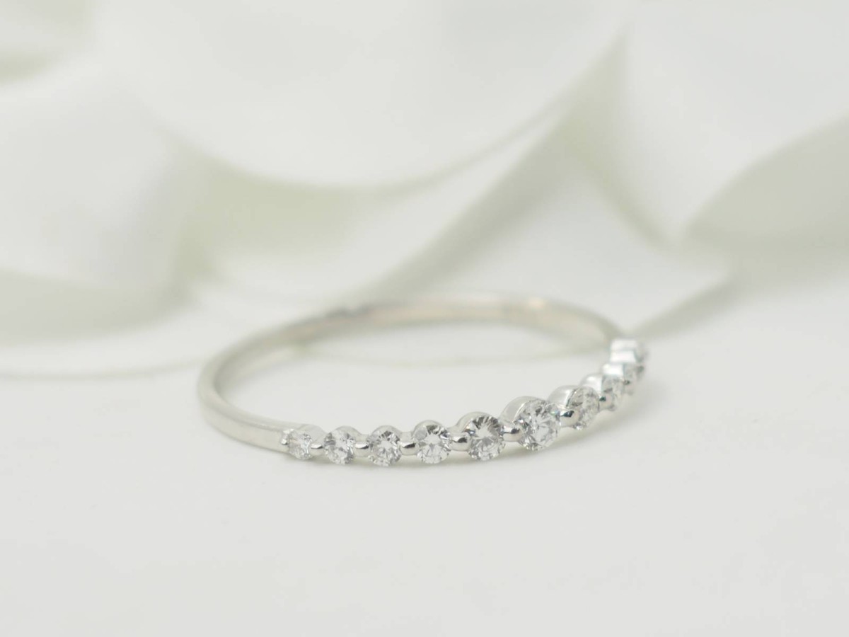 Demi alliance en or blanc et diamants-photo-2