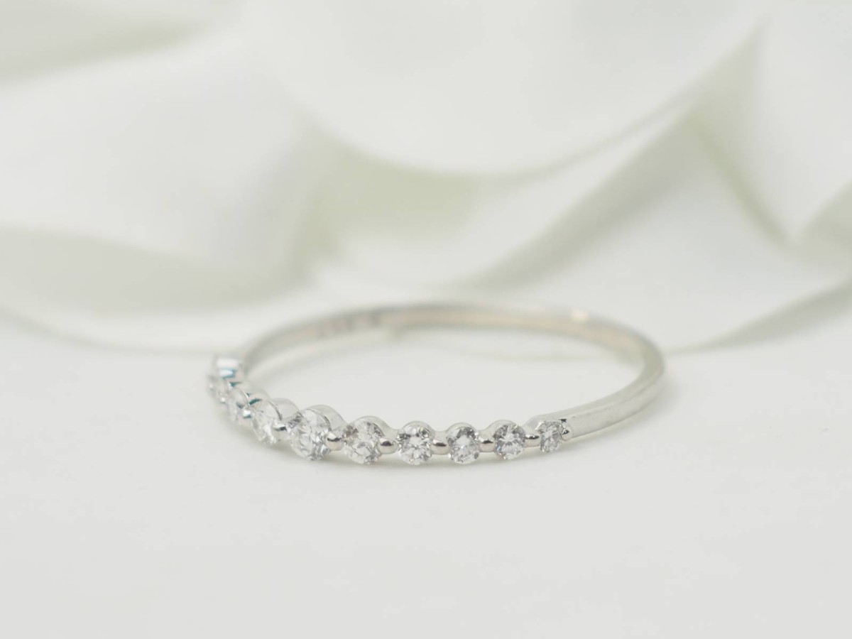 Demi alliance en or blanc et diamants-photo-3