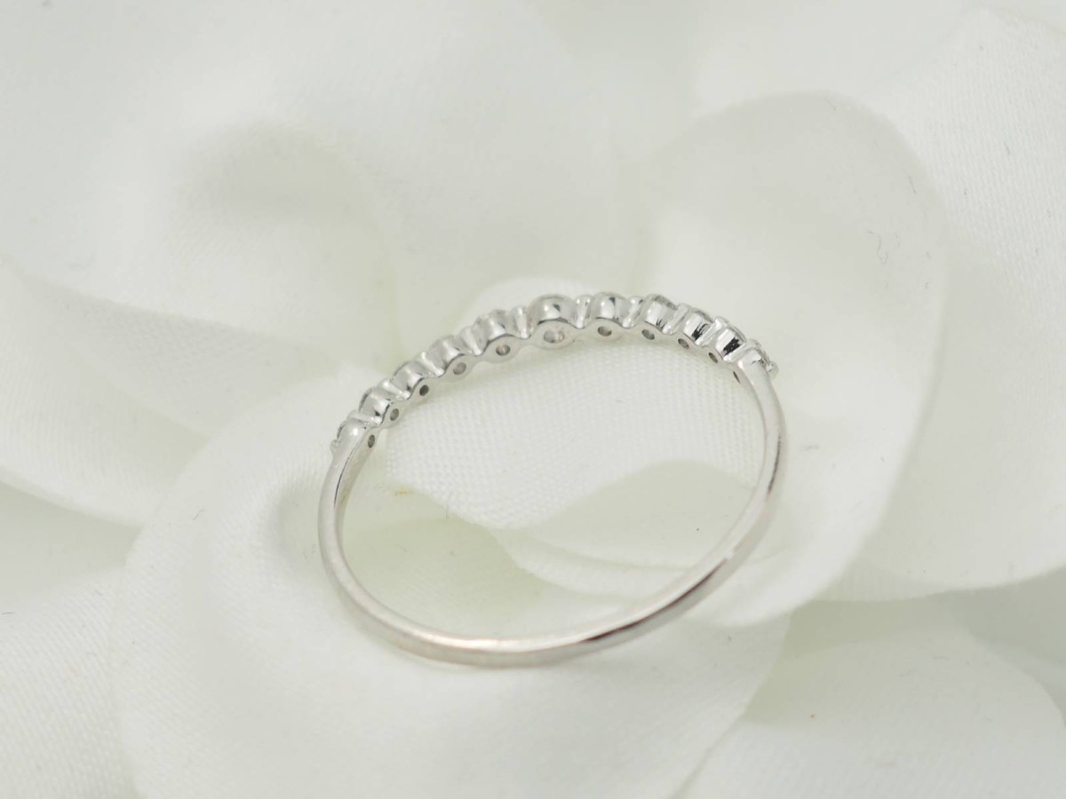 Demi alliance en or blanc et diamants-photo-4