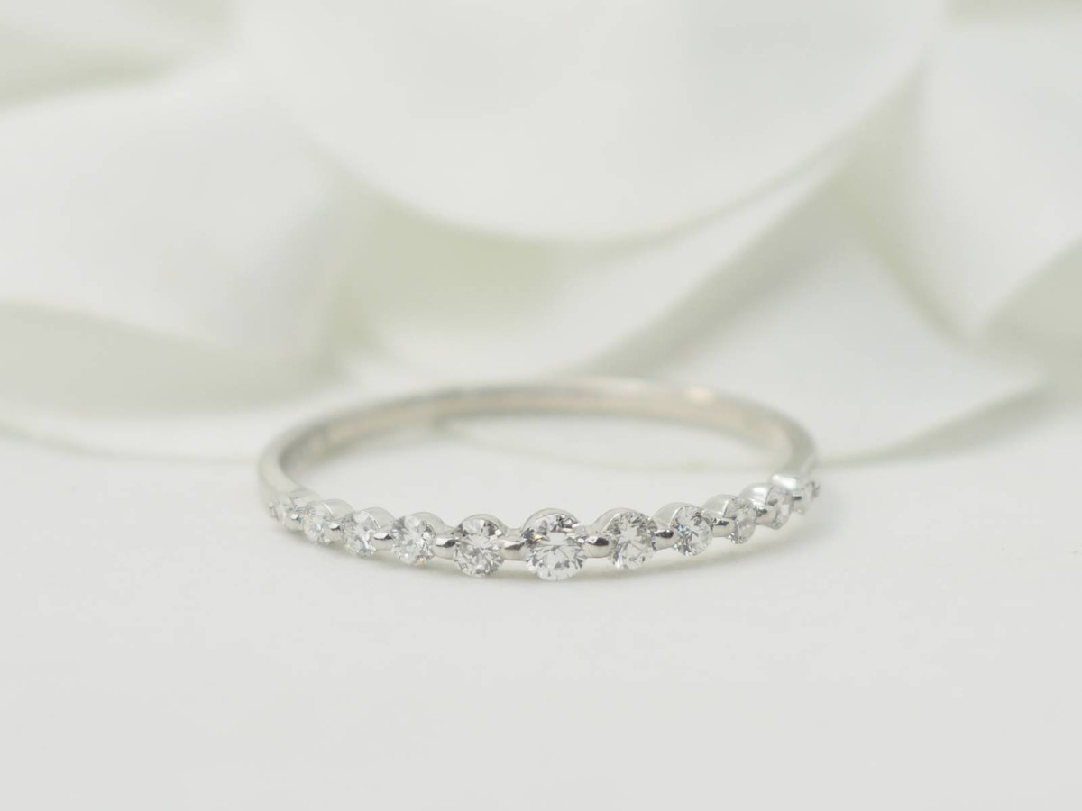 Demi alliance en or blanc et diamants