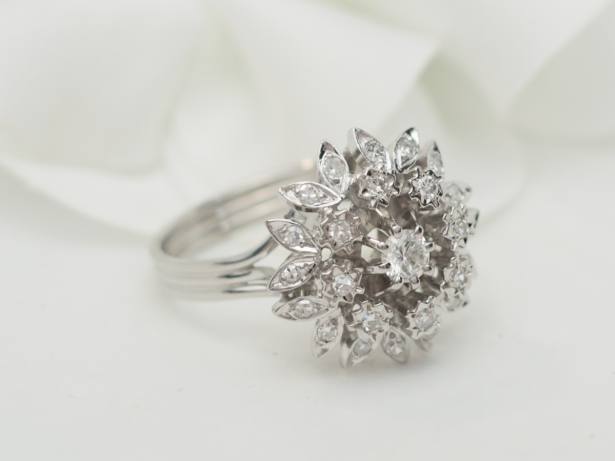 Bague fleur en or blanc et diamants-photo-3