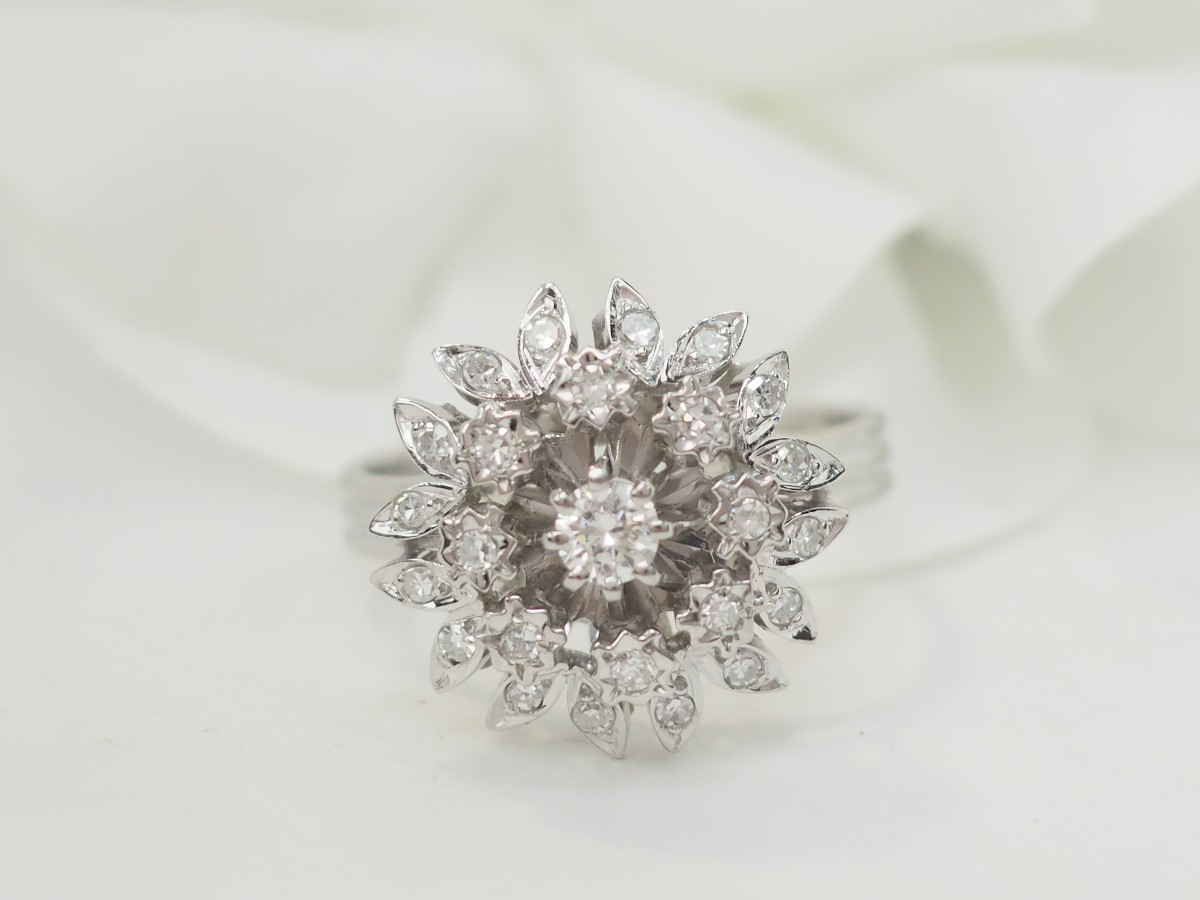 Bague fleur en or blanc et diamants-photo-1