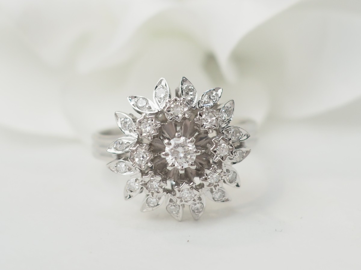 Bague fleur en or blanc et diamants