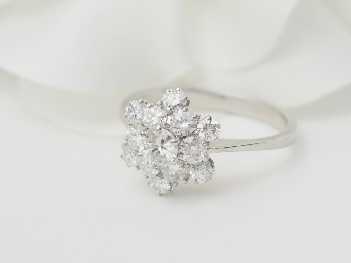 Flower Ring In White Gold And Diamonds-photo-1