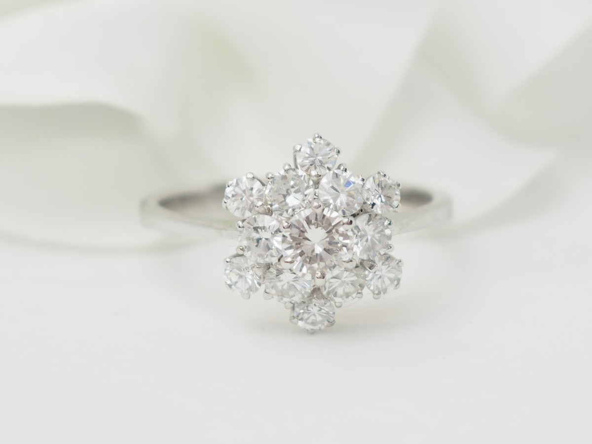 Flower Ring In White Gold And Diamonds