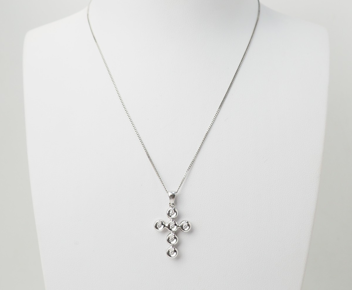 collier croix en or blanc et diamants