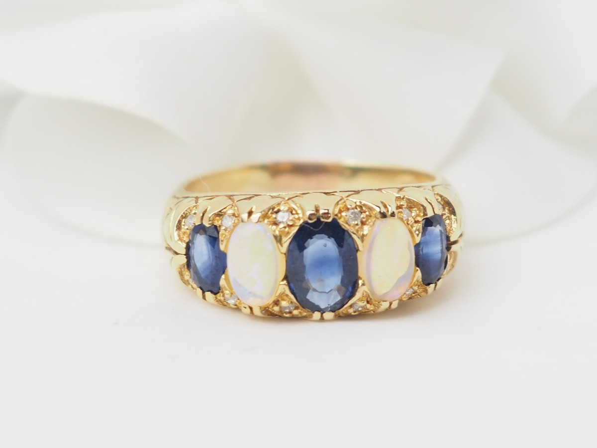 Bague jarretière en or jaune, saphirs et pierres de lune