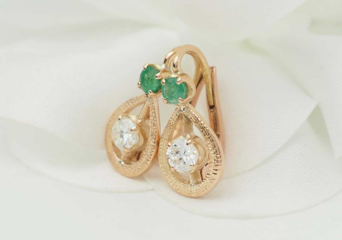 Boucles d'oreilles en or jaune, émeraudes et diamants-photo-1