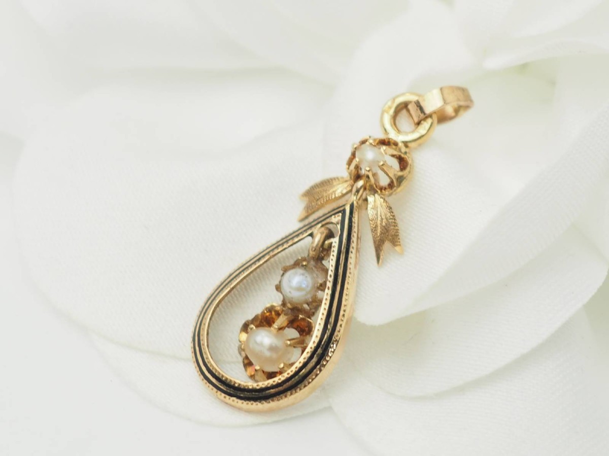 Pendentif Napoleon III en or jaune, perles fines et émail noir -photo-3