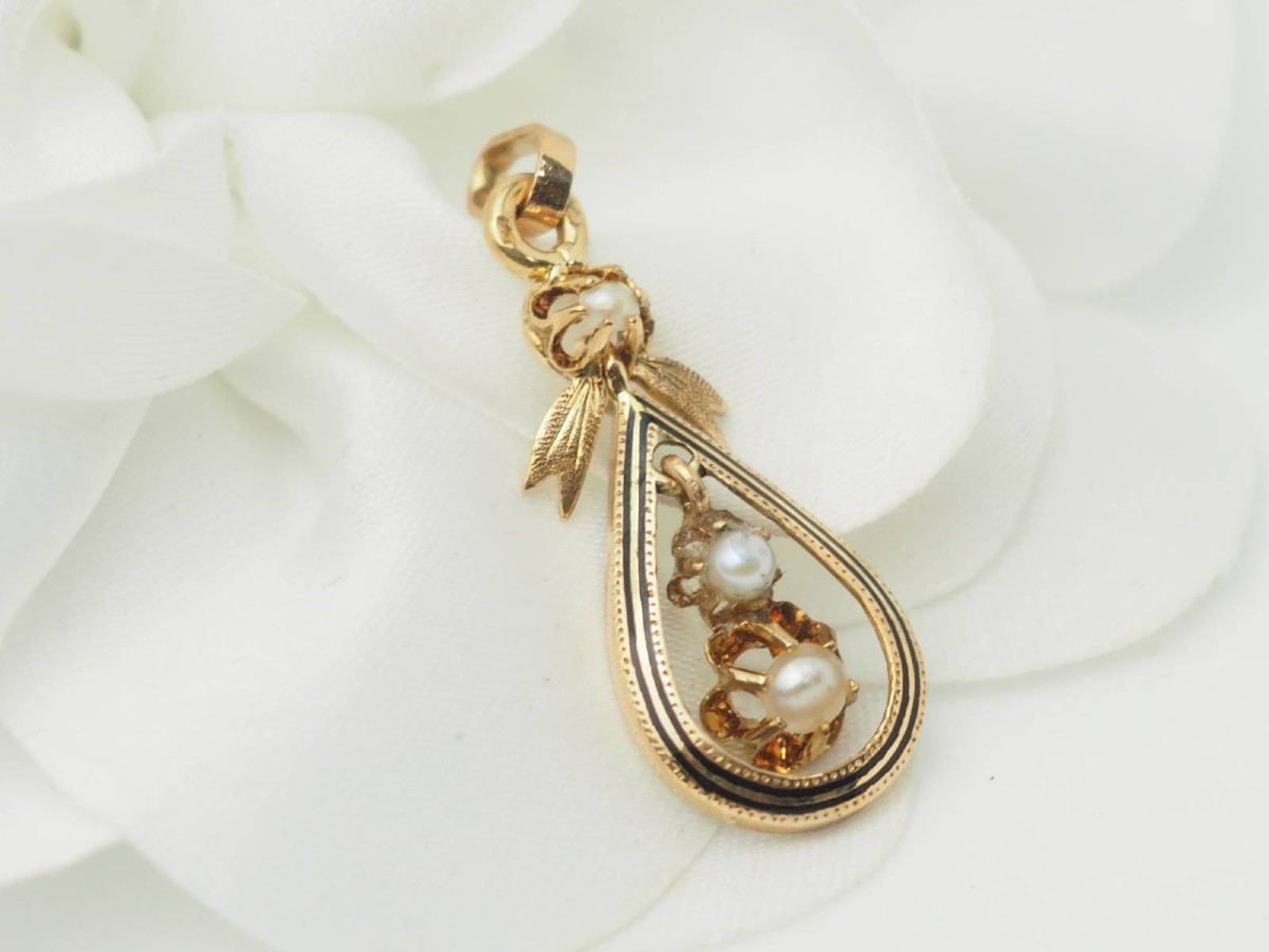 Pendentif Napoleon III en or jaune, perles fines et émail noir -photo-4