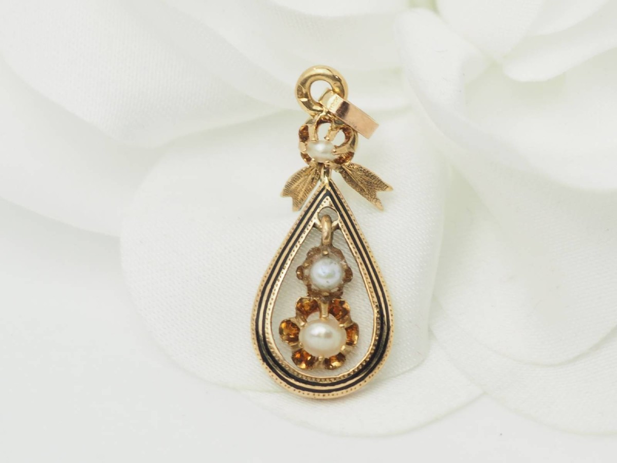 Pendentif Napoleon III en or jaune, perles fines et émail noir -photo-1