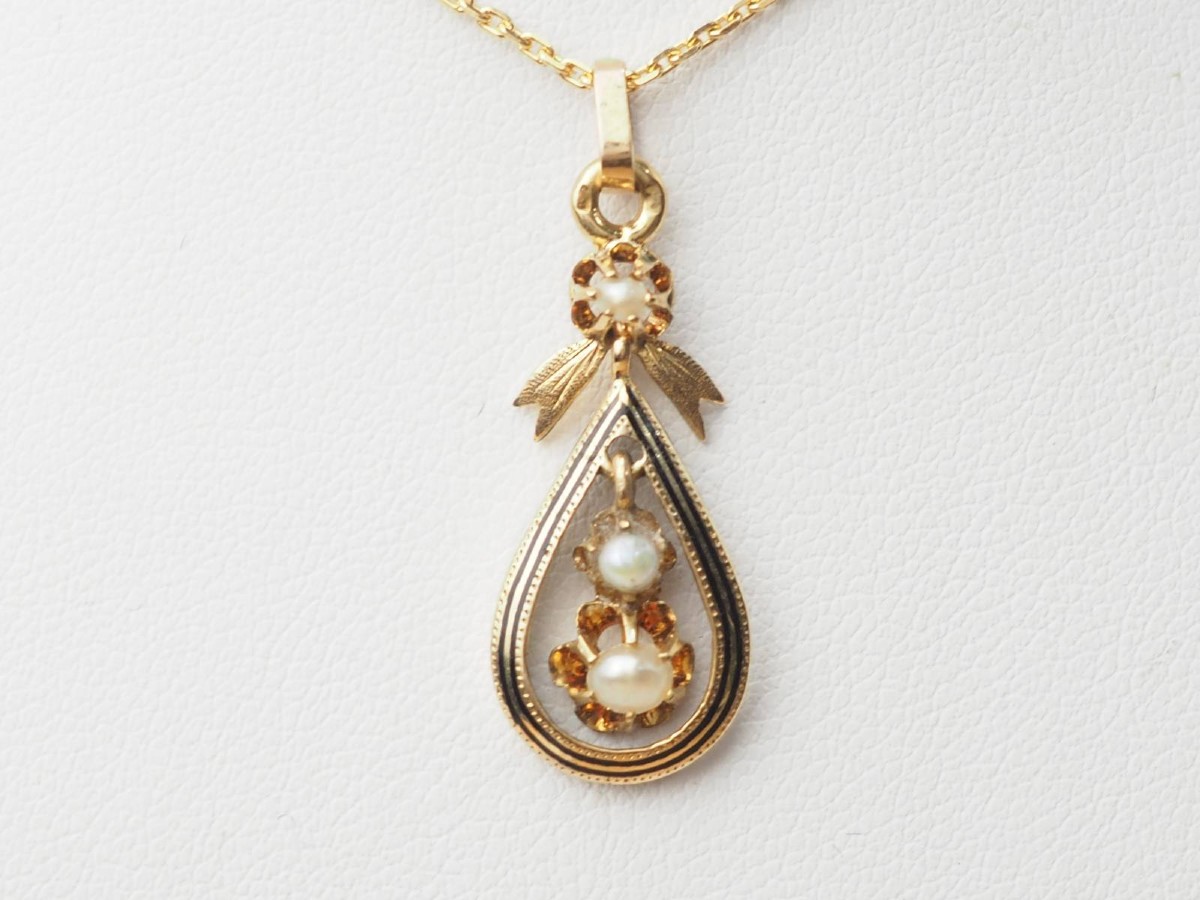 Pendentif Napoleon III en or jaune, perles fines et émail noir 