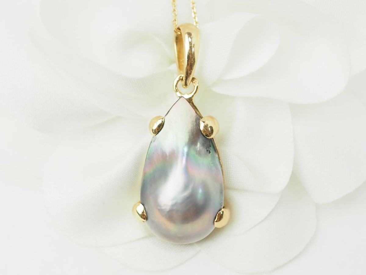 Tahitian Mabé Pendant In Yellow Gold