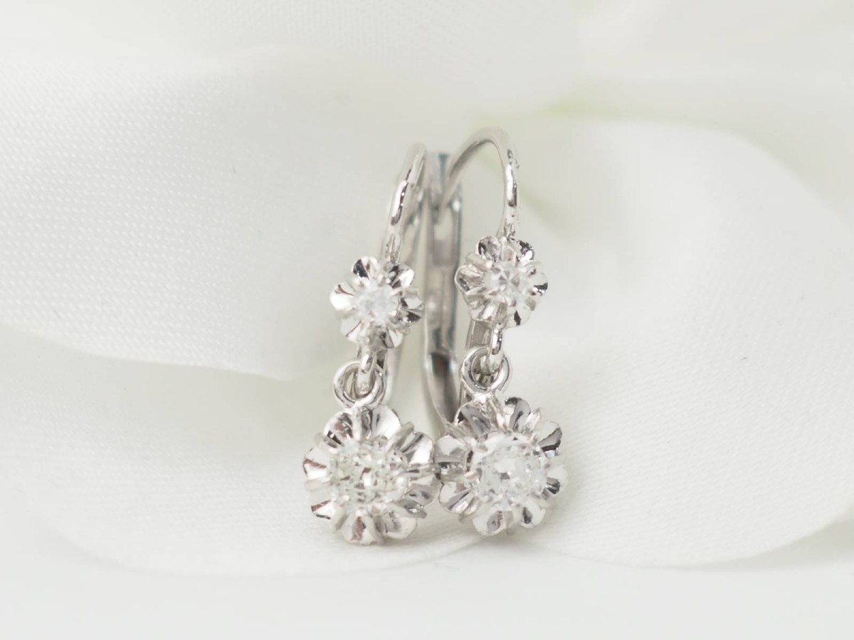Boucles d'oreilles dormeuses en or blanc et diamants-photo-2