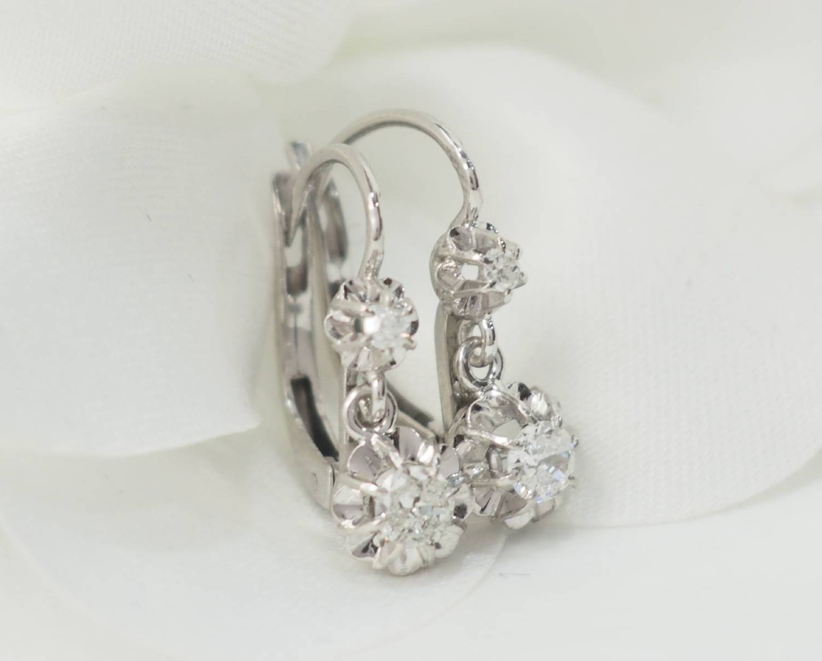 Boucles d'oreilles dormeuses en or blanc et diamants-photo-3