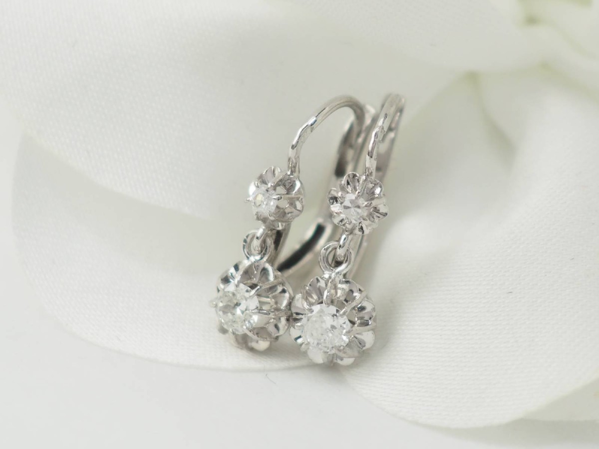 Boucles d'oreilles dormeuses en or blanc et diamants-photo-4