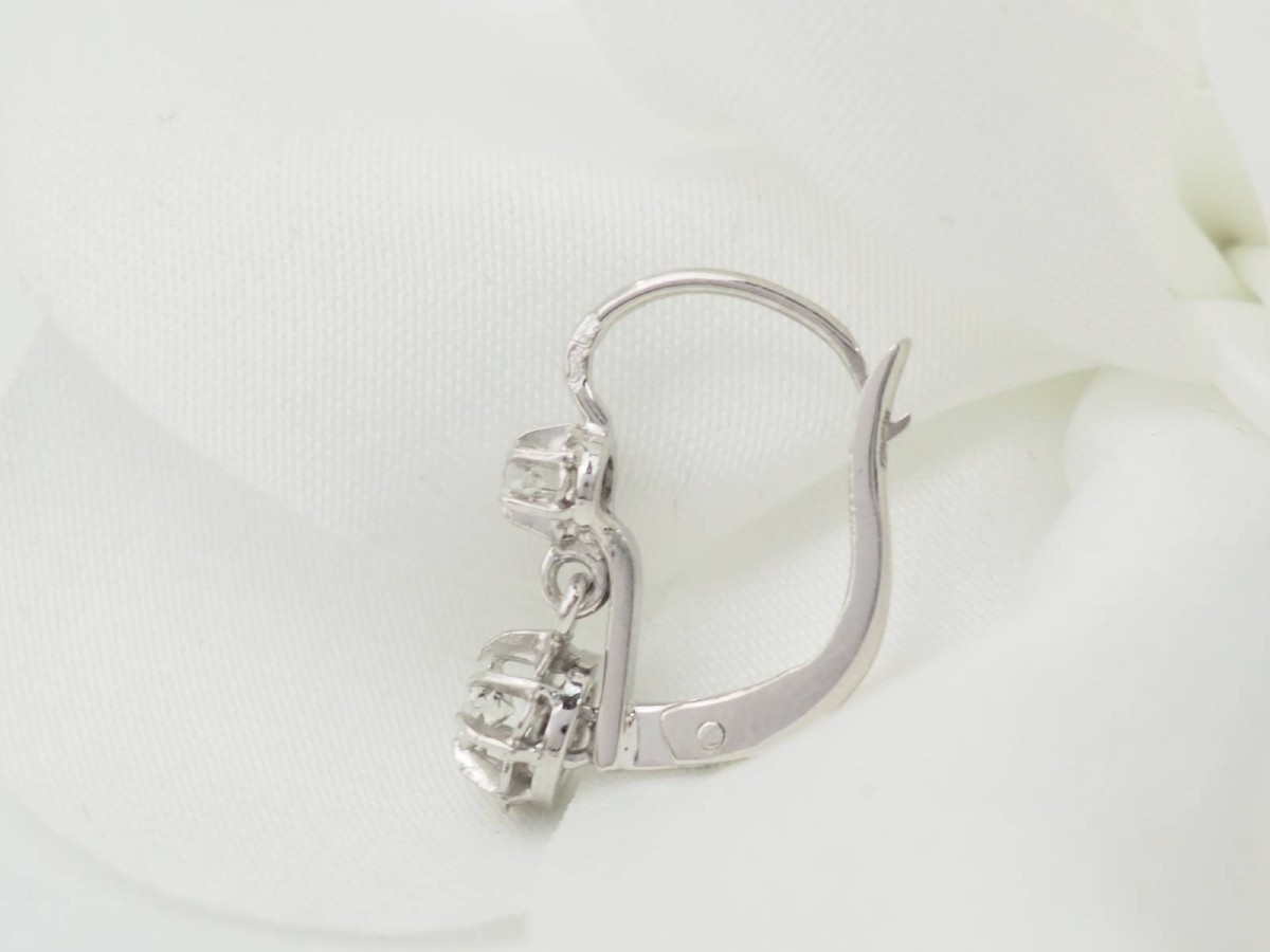 Boucles d'oreilles dormeuses en or blanc et diamants-photo-1