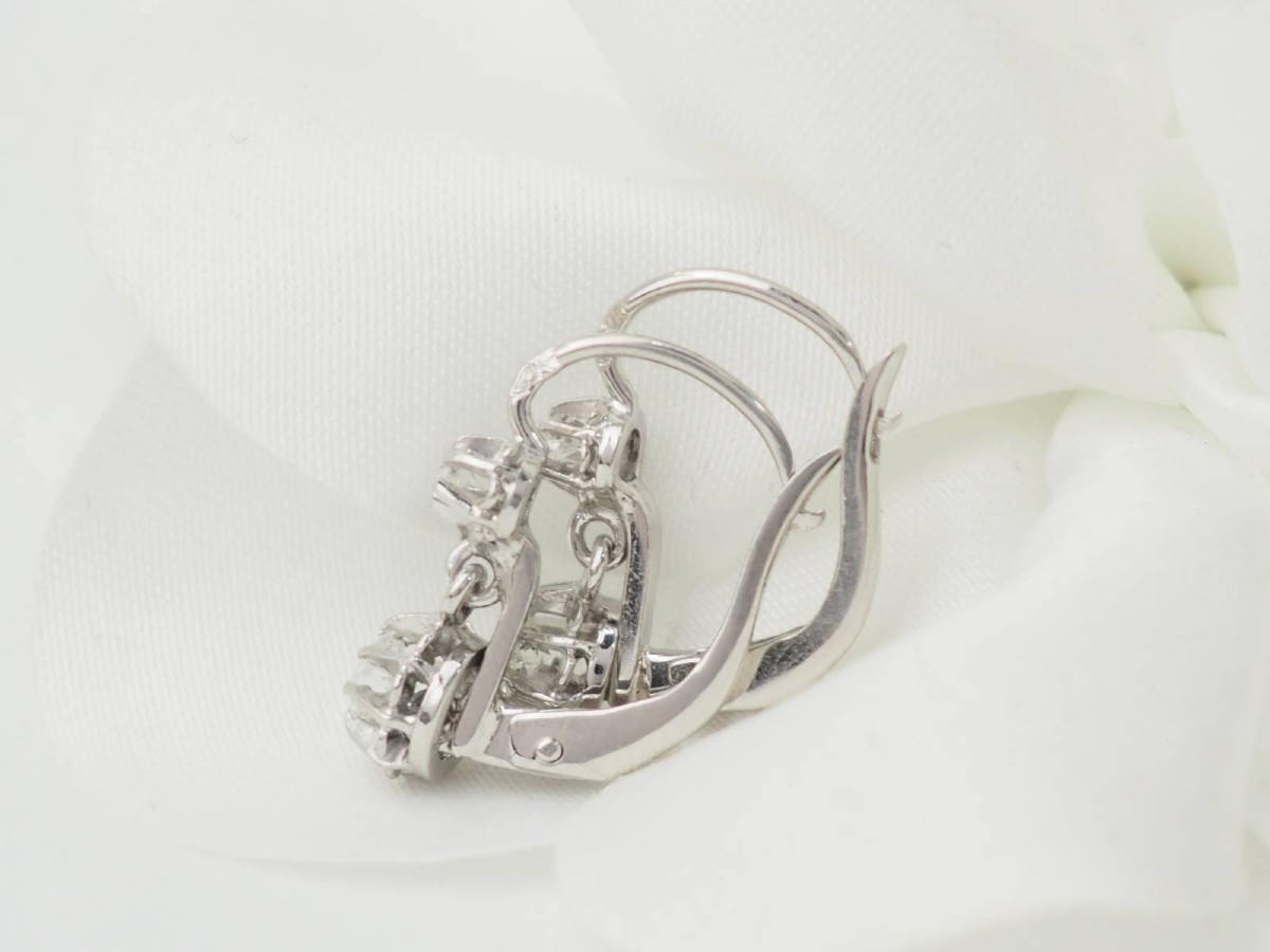 Boucles d'oreilles dormeuses en or blanc et diamants-photo-2