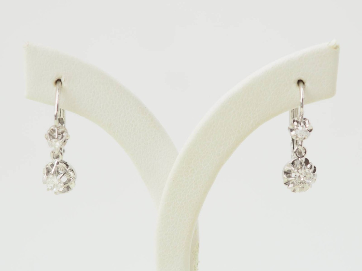 Boucles d'oreilles dormeuses en or blanc et diamants-photo-3