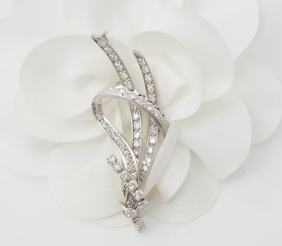 Broche vintage en or blanc et diamants