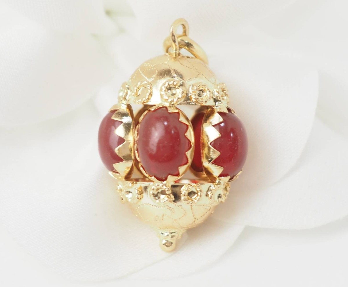 Pendentif breloque en or jaune et cormalines-photo-3