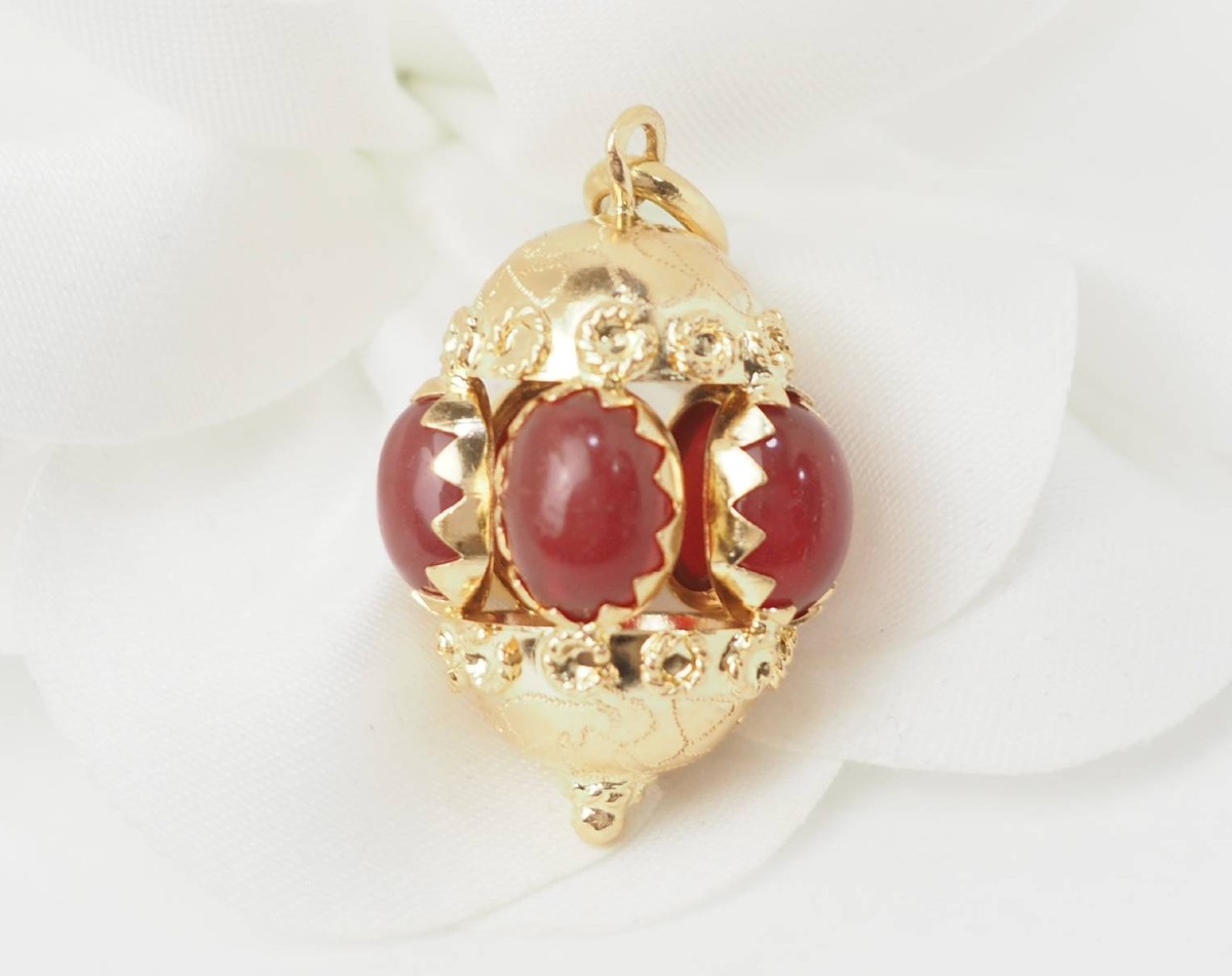 Pendentif breloque en or jaune et cormalines