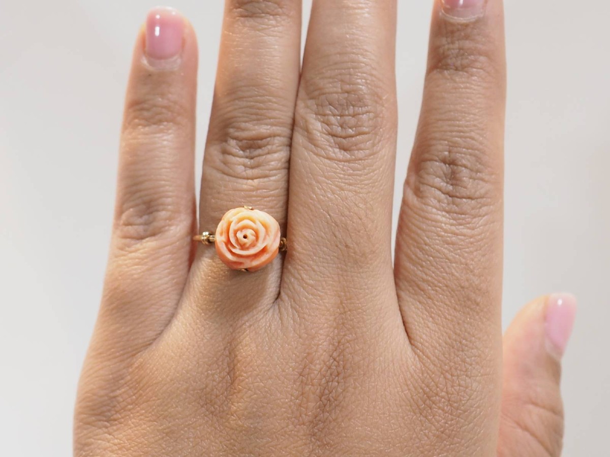 Flower Ring In Yellow Gold And Antique Coral-photo-3