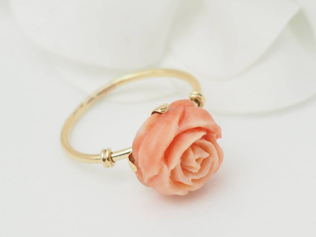 Flower Ring In Yellow Gold And Antique Coral-photo-4