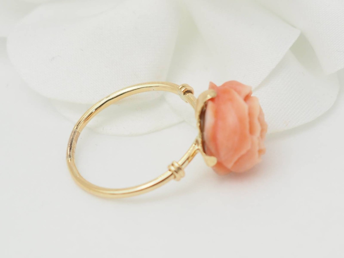 Flower Ring In Yellow Gold And Antique Coral-photo-2