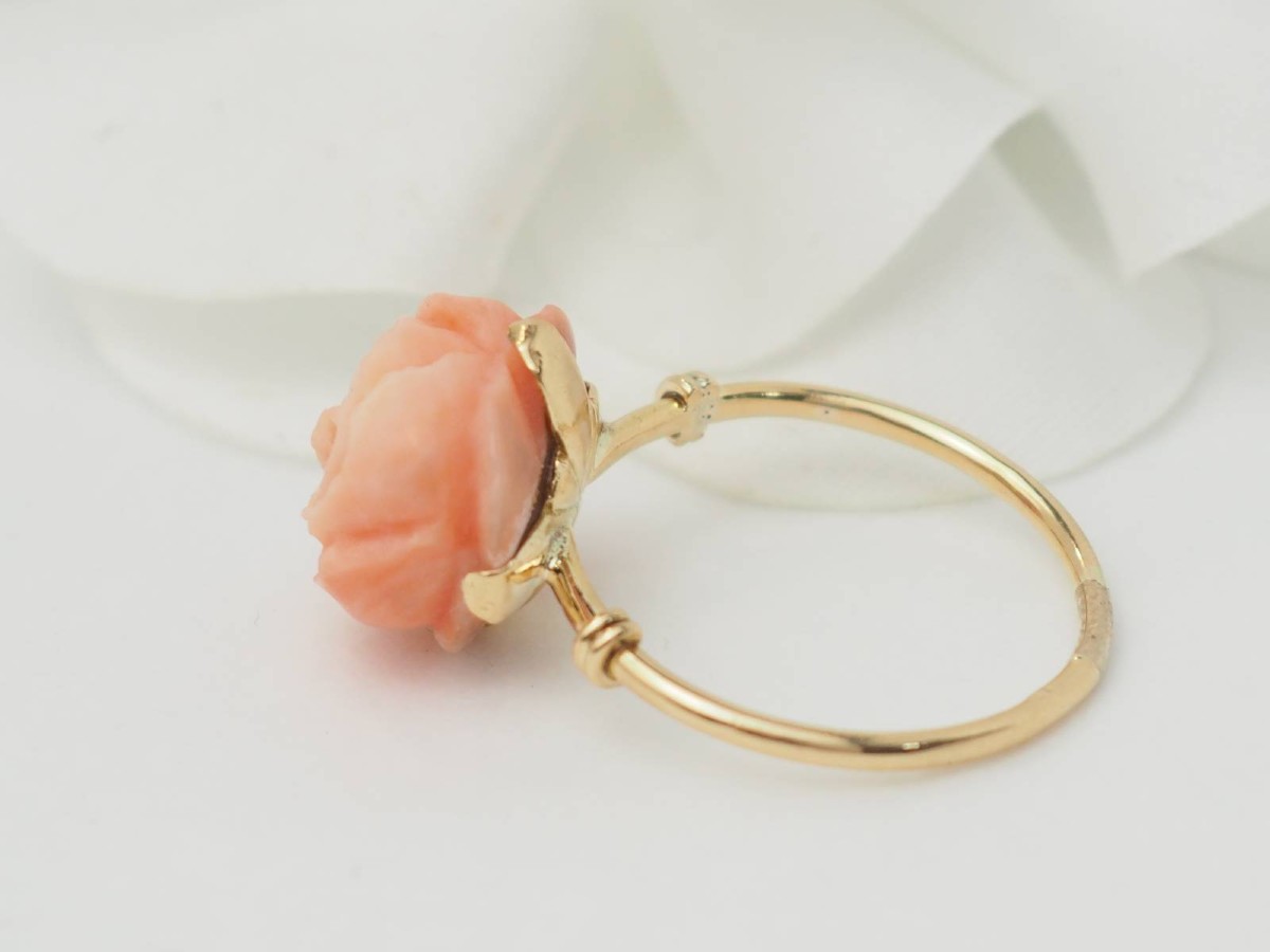 Flower Ring In Yellow Gold And Antique Coral-photo-3