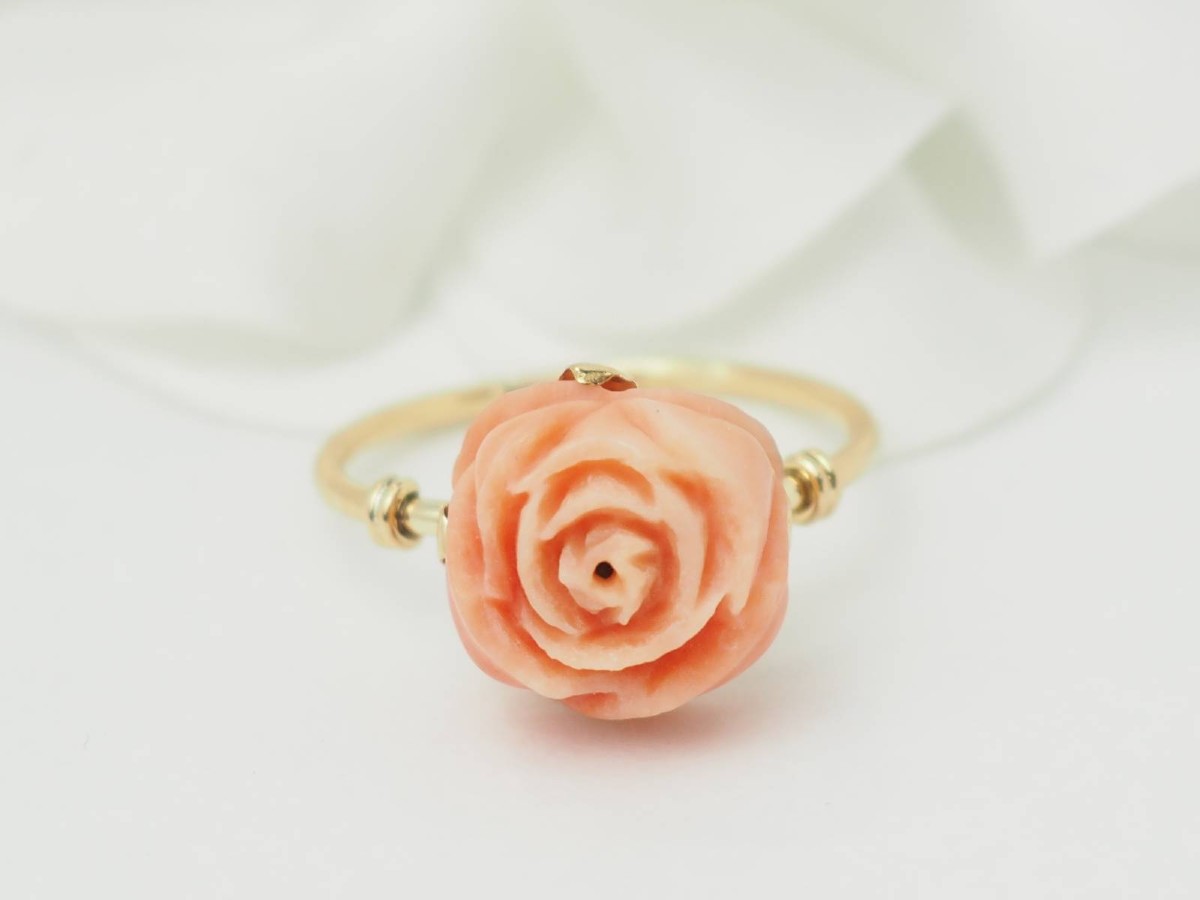 Flower Ring In Yellow Gold And Antique Coral