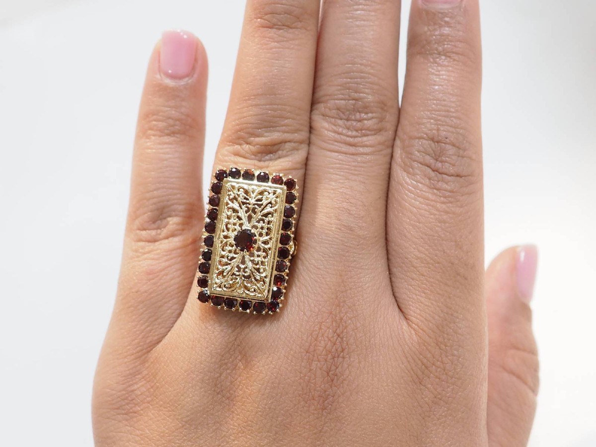 Vintage Ring In Yellow Gold And Garnets -photo-2