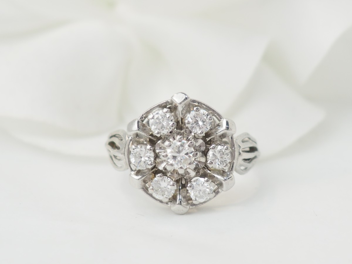 Daisy Ring In White Gold And Diamonds 