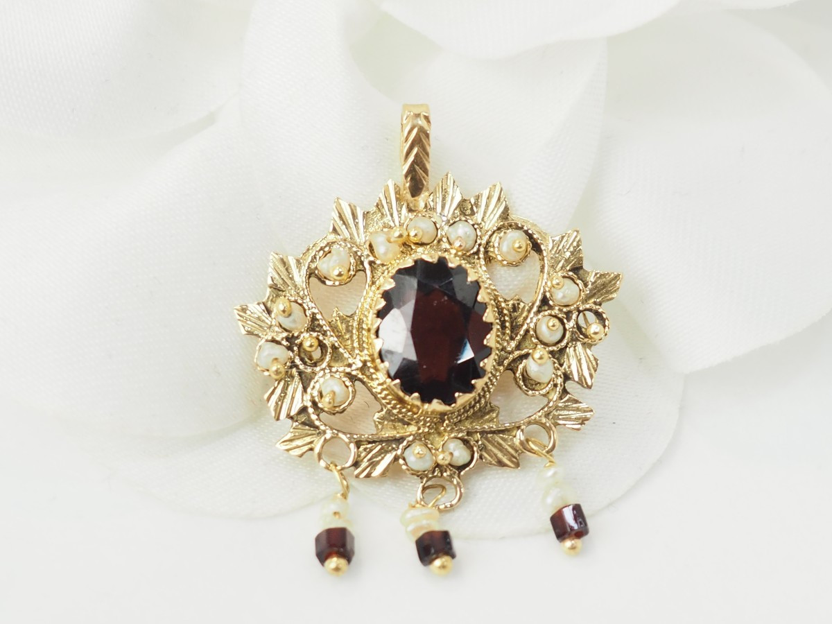 Pendentif en or jaune, grenat et perles fines