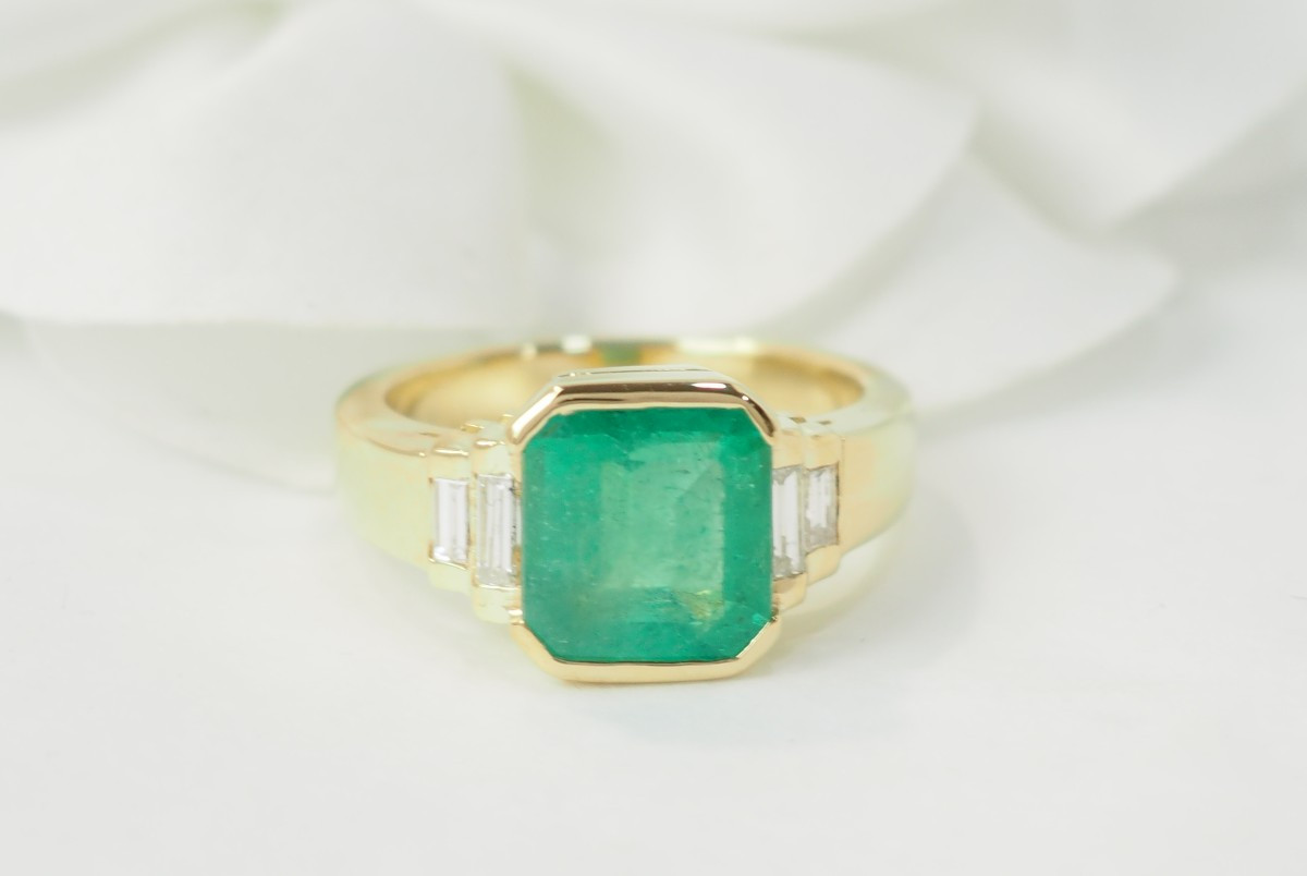 Ring In Yellow Gold, Emerald And Diamonds 