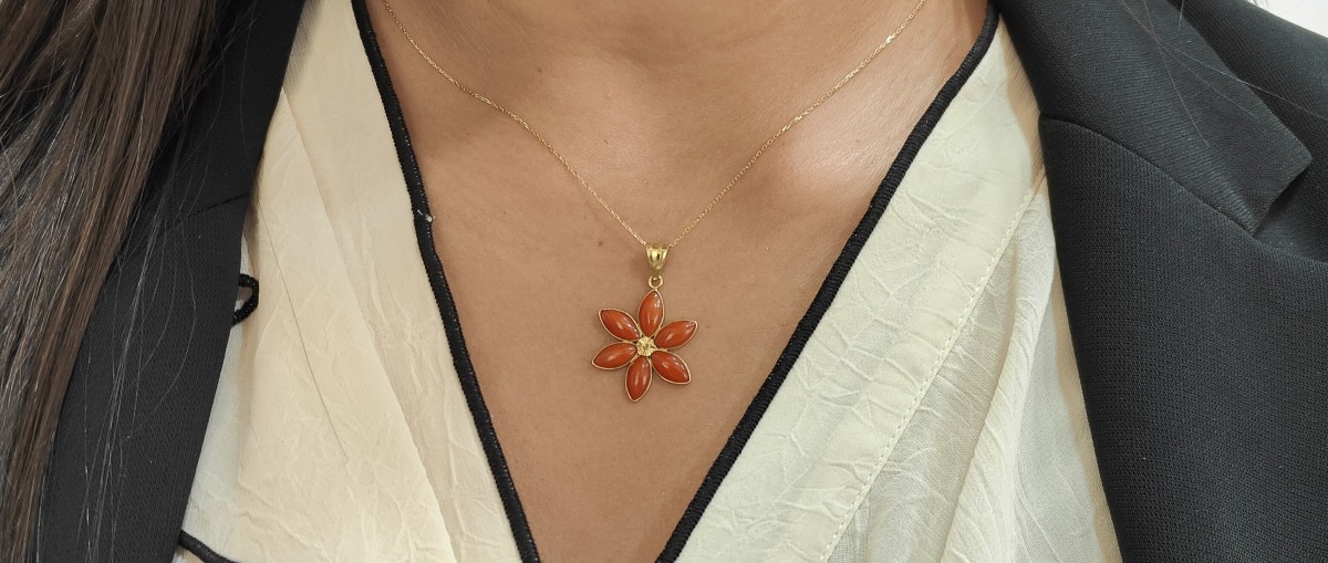Flower Pendant In Yellow Gold And Coral Cabochons -photo-2