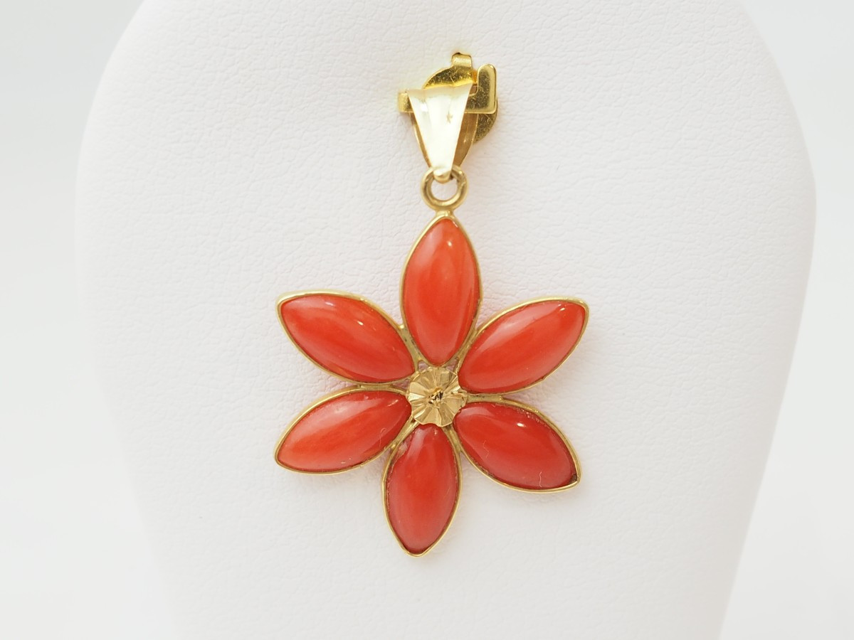 Flower Pendant In Yellow Gold And Coral Cabochons -photo-3