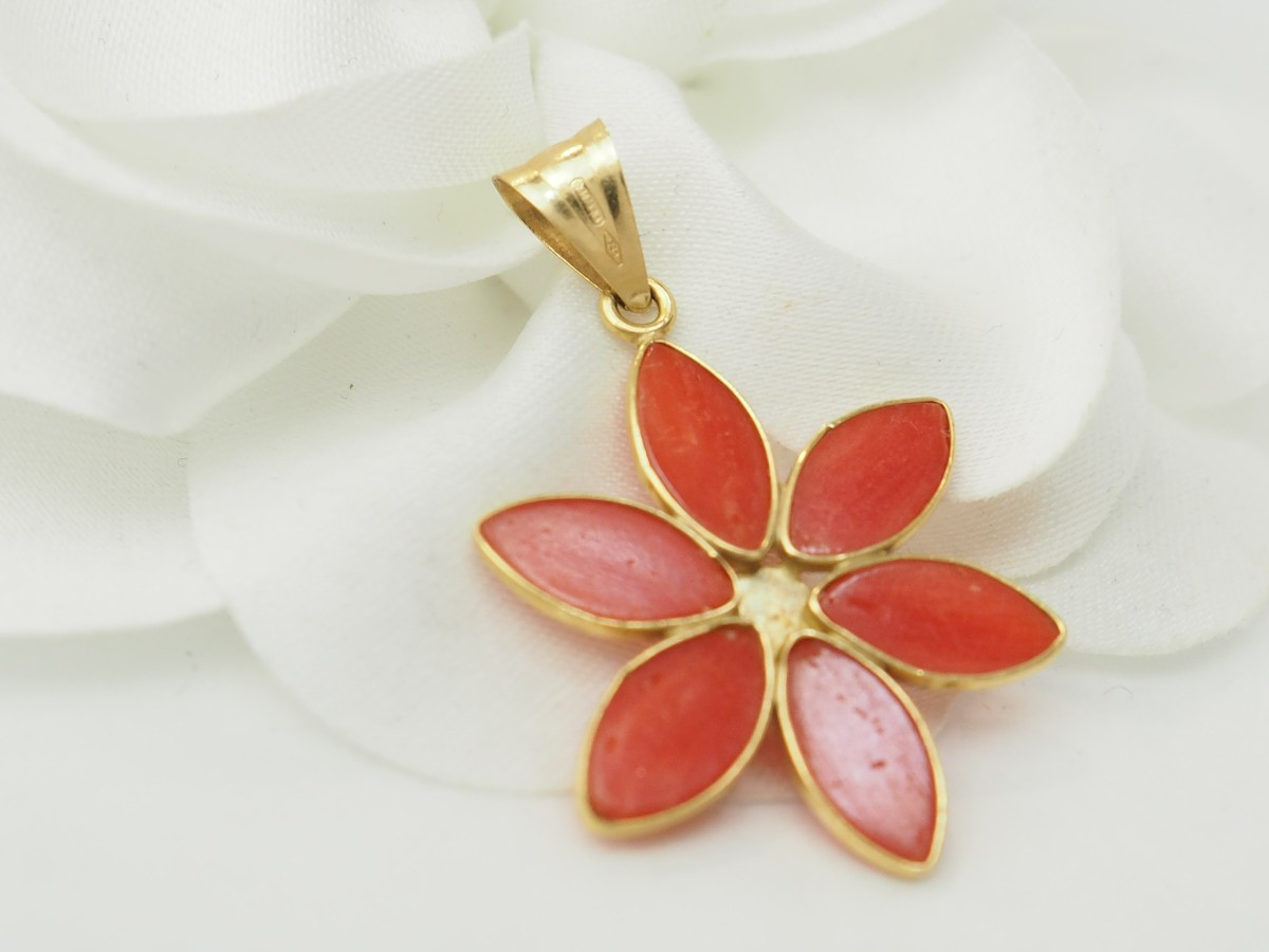 Flower Pendant In Yellow Gold And Coral Cabochons -photo-1