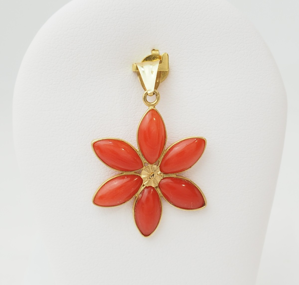 Flower Pendant In Yellow Gold And Coral Cabochons 