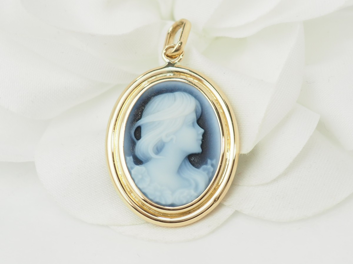 Yellow Gold Pendant With Cameo On Blue Agate 