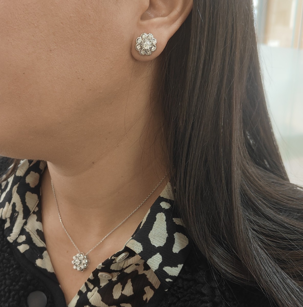 Daisy Earrings In White Gold And Diamonds-photo-3