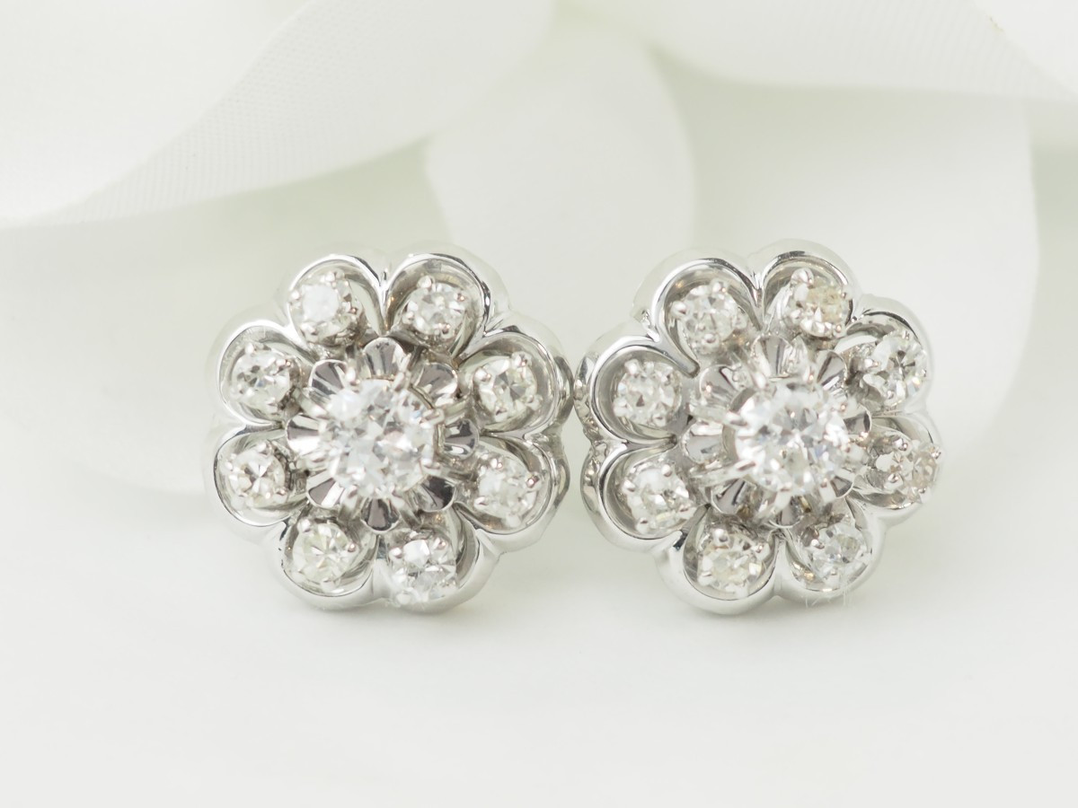 Daisy Earrings In White Gold And Diamonds-photo-4