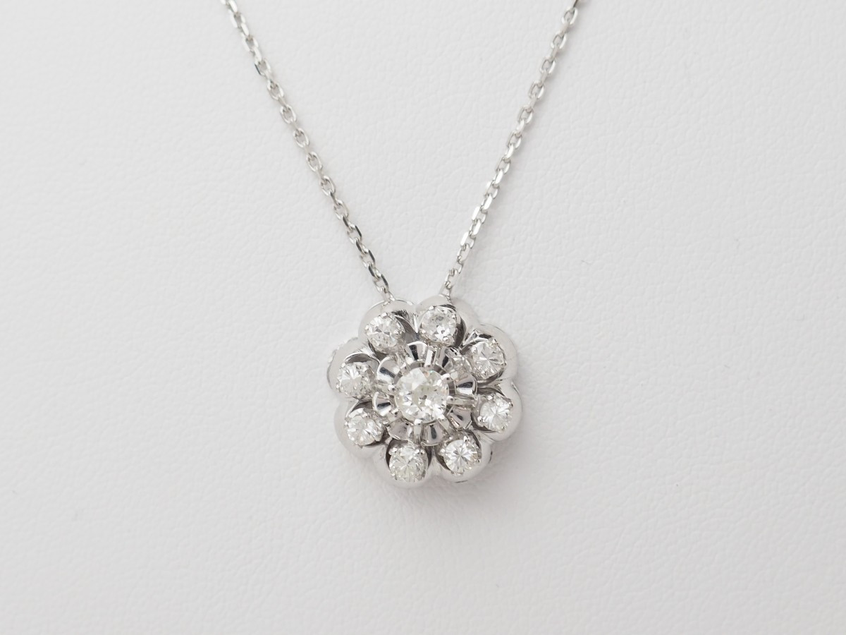 White Gold And Diamond Daisy Pendant Necklace-photo-2