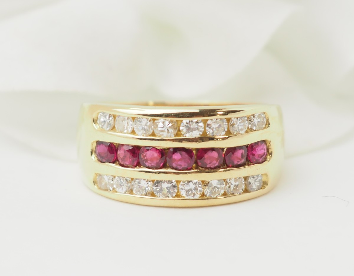 Bague ruban en or jaune, rubis et diamants